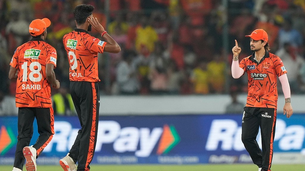 AP Photo/Mahesh Kumar A. : Sunrisers Hyderabad's captain Ishan Kishan, right, Praful Hinge, second left, and Sakib Hussain celebrate the wicket of Chennai Super Kings' Jamie Overton during the Indian Premier League cricket match between Sunrisers Hyderabad and Chennai Super Kings in Hyderabad, India, Saturday, April 18, 2026. 
