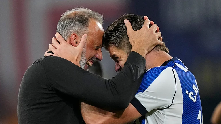 Real Sociedad's head coach Pellegrino Matarazzo, right, celebrates with Duje Caleta-Car after winning the Copa del Rey final soccer match between Atletico Madrid and Real Sociedad in Seville, Spain, Saturday, April. 18, 2026. - (AP Photo/Jose Breton)