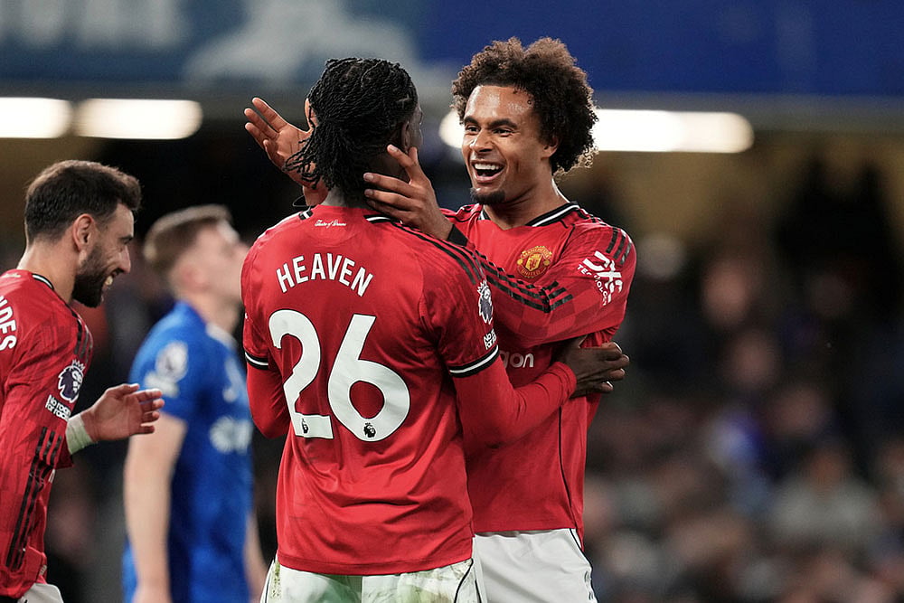 | Photo: AP/Kirsty Wigglesworth : Manchester United's Joshua Zirkzee, right, and Manchester United's Ayden Heaven celebrate at the end of the English Premier League soccer match between Chelsea and Manchester United in London.