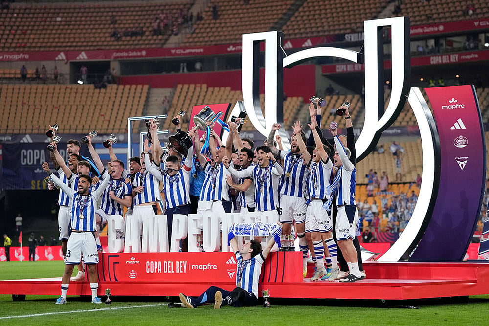 Real Sociedad's team players celebrate with the trophy after the Copa del Rey final soccer match between Atletico Madrid and Real Sociedad in Seville, Spain. - | Photo: AP/Jose Breton