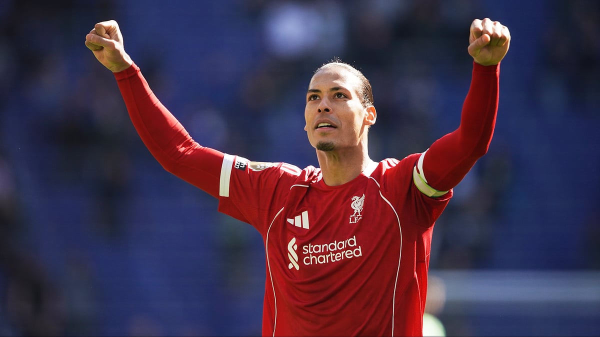 Liverpool's Virgil van Dijk celebrates with fans after the English Premier League soccer match between Everton and Liverpool in Liverpool, England, Sunday, April 19, 2026.  - | Photo: AP/Ian Hodgson