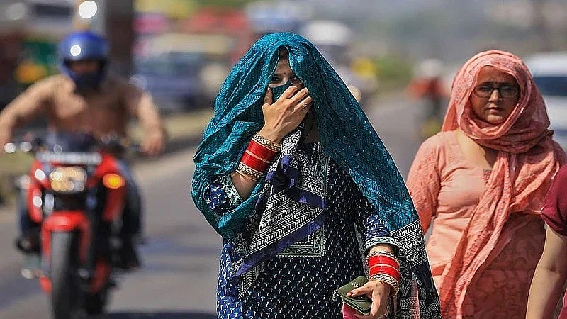Delhi Heatwave Takes Toll on Pregnant Women in Slums, Raising Health Risks - Representative Image