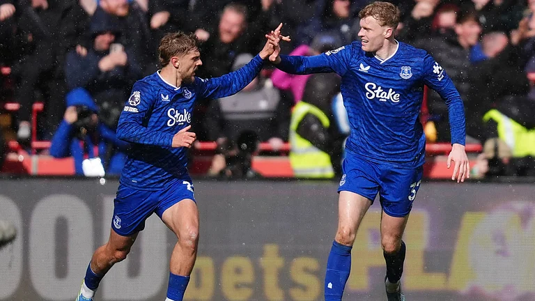 Everton's Kiernan Dewsbury-Hall (left) celebrates with team-mate Jarrad Branthwaite after scoring his side's second goal during the English Premier League match between Brentford and Everton, at the Gtech Community Stadium, London, Saturday April 11, 2026. - | Photo: AP/John Walton