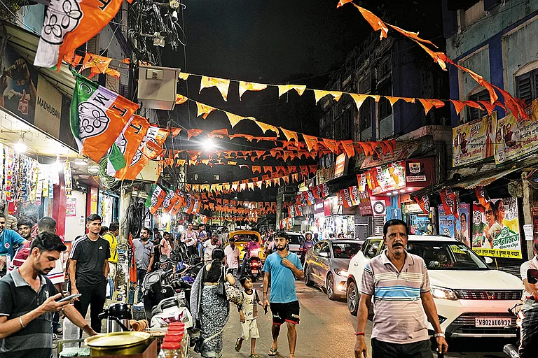 Titanic Battle; Bhabanipur has become the battleground for Mamata Banerjee and Suvendu Adhikari - | Photo: Sandipan Chatterjee