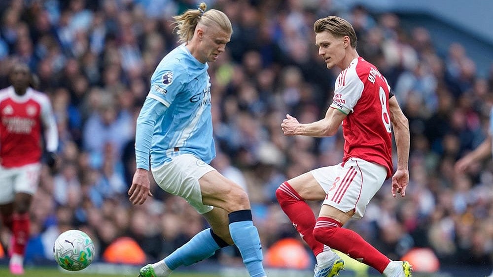Manchester City's Erling Haaland challenges for the ball with Arsenal's Martin Odegaard during the English Premier League soccer match between Manchester City and and Arsenal, in Manchester, England. - Photo: AP/Dave Thompson