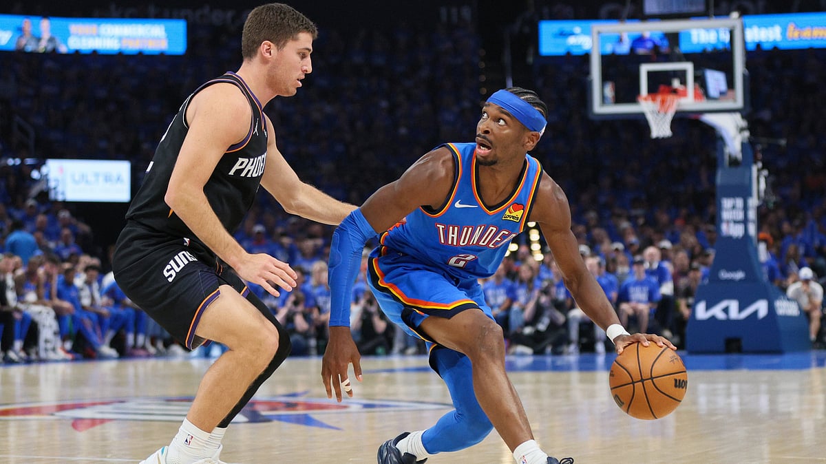 Oklahoma City Thunder guard Shai Gilgeous-Alexander, right, handles the ball against Phoenix Suns guard Collin Gillespie, left, during the second half in Game 1 of a first-round NBA playoffs basketball series Sunday, April 19, 2026, in Oklahoma City.  - | Photo: AP/Nate Billings