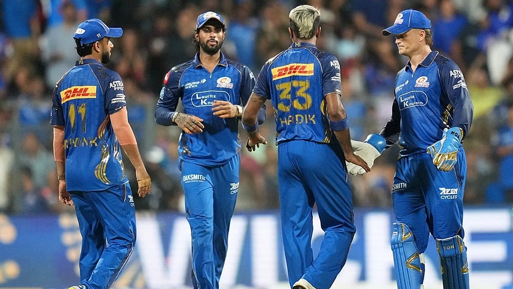Mumbai Indians' captain Hardik Pandya, 33, and others celebrate the wicket of Royal Challengers Bengaluru's Virat Kohli during the Indian Premier League cricket match between Mumbai Indians and Royal Challengers Bengaluru, in Mumbai , India. - | Photo: AP/Rafiq Maqbool