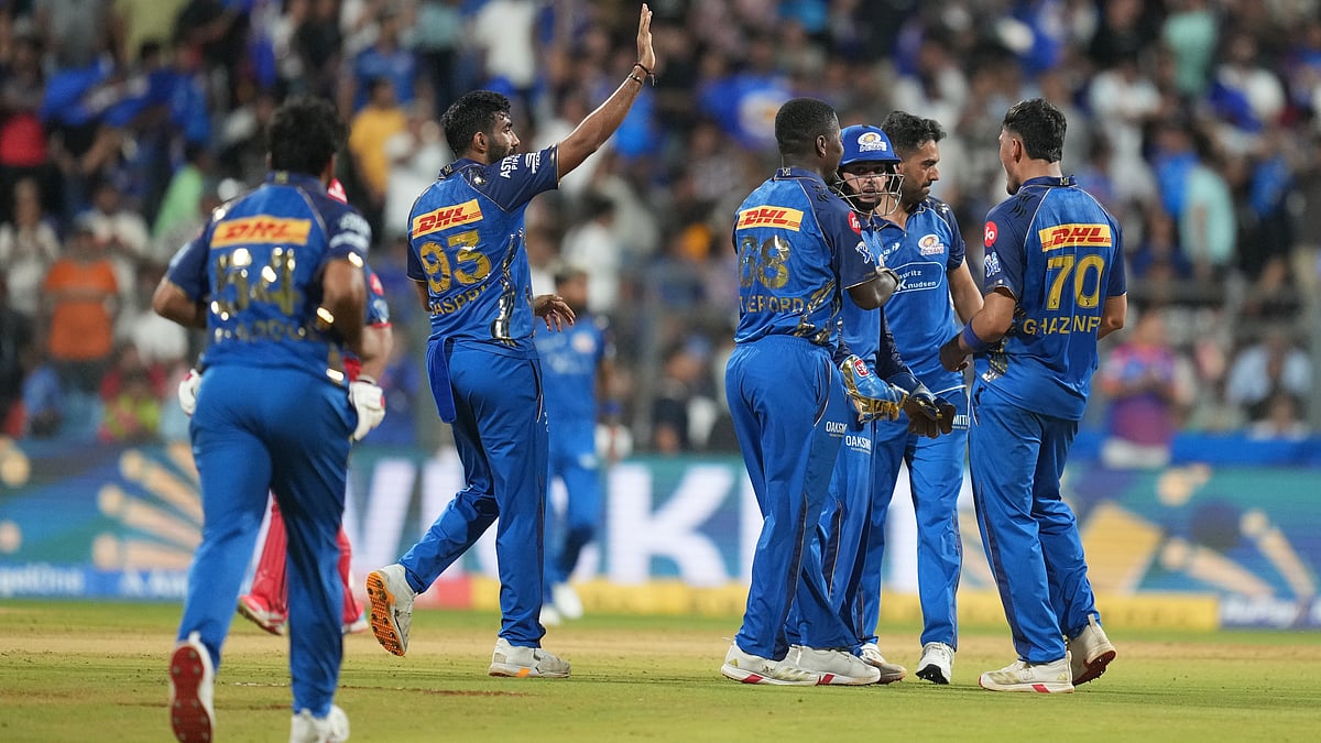 Mumbai Indians' Allah Gazanfar , right, celebrates the wicket of Punjab Kings' Cooper Connolly with teammates during the Indian Premier League cricket match between Mumbai Indians and Punjab Kings in Mumbai, India, Thursday, April 16, 2026.  - | Photo: AP/Rafiq Maqbool