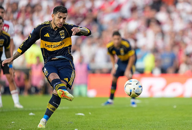 River Plate vs Boca Juniors Argentine soccer league Primera Division-Leandro Paredes
