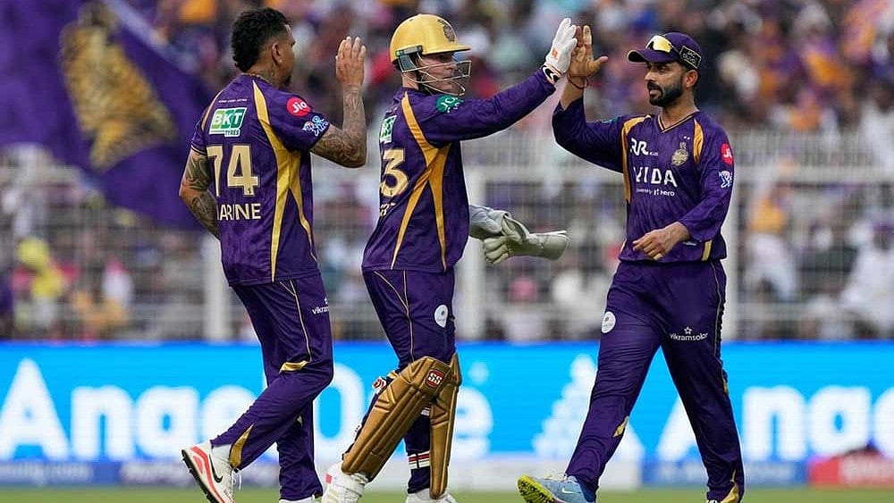 Kolkata Knight Riders' Sunil Narine, celebrates with teammate Tim Seifert and captain Ajinkya Rahane the wicket of Rajasthan Royals' Yashasvi Jaiswal during the Indian Premier League cricket match between Kolkata Knight Riders and Rajasthan Royals in Kolkata, India. - Photo: AP/Bikas Das