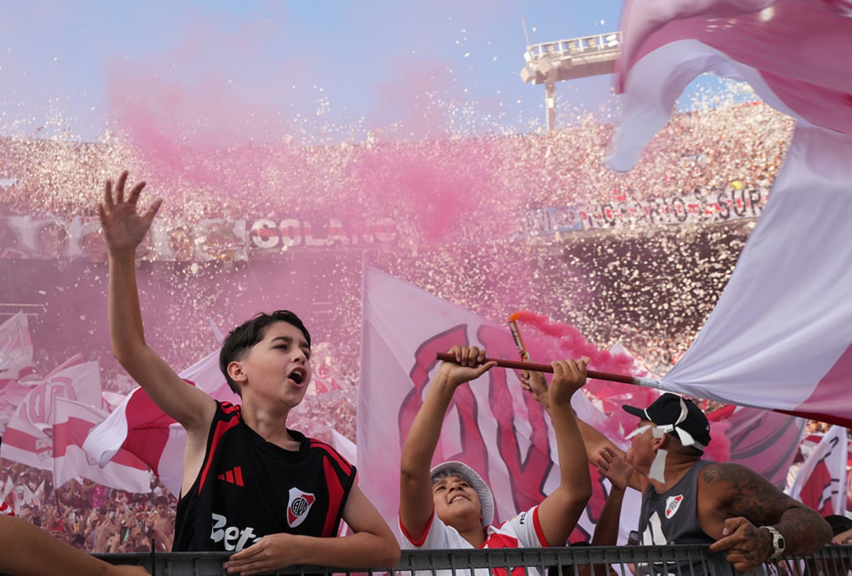River Plate vs Boca Juniors Argentine league soccer fans-1