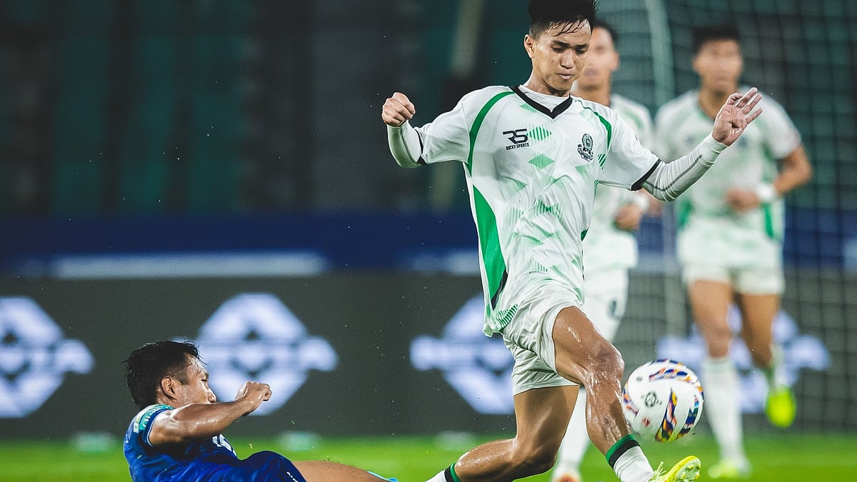 Chennaiyin FC footballers in action against Mohammedan SC footballers in ISL 2025-26 clash.  - IndSuperLeague/X