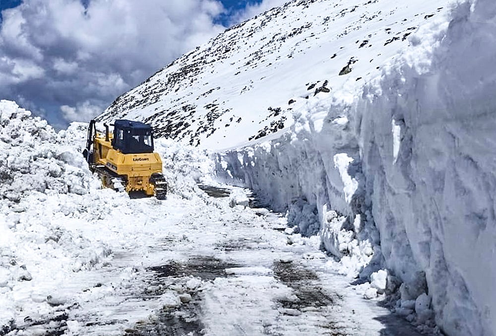 Snow clearance in Kishtwar
