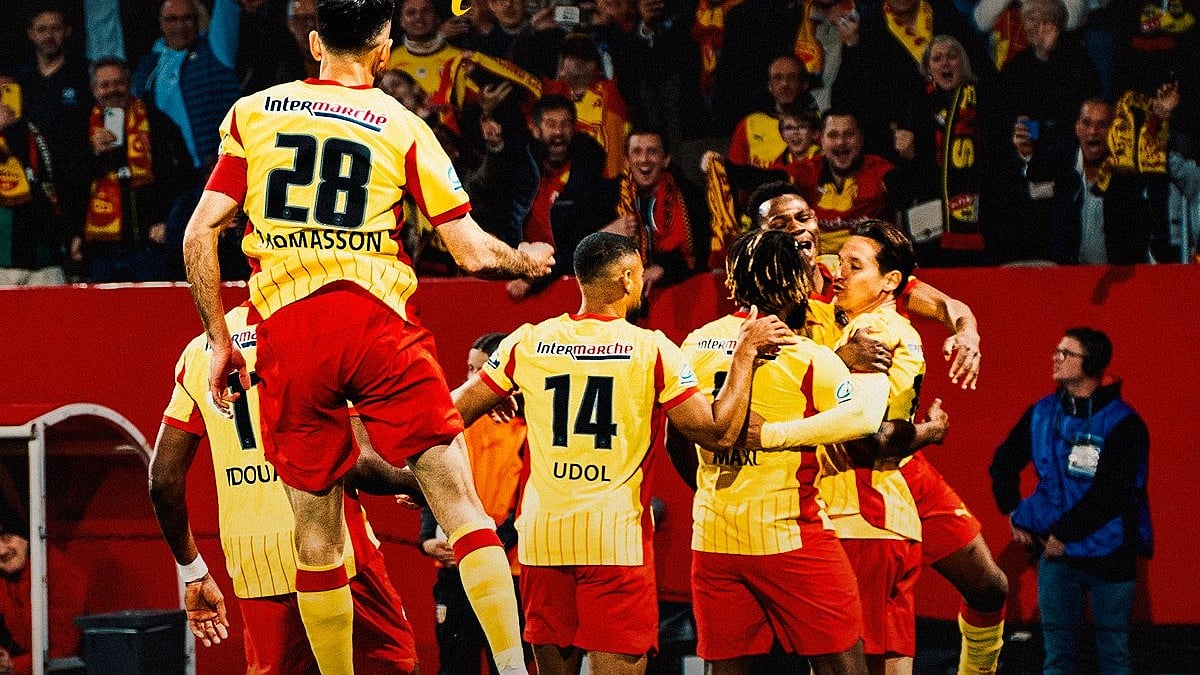 RCLens/X : Lens footballers celebrate after scoring a goal against Toulouse in Coupe de France semi final. 