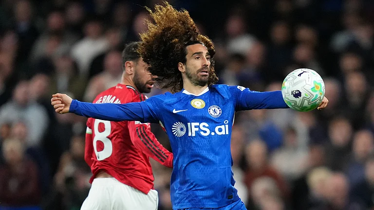 Chelsea's Marc Cucurella, front, and Manchester United's Bruno Fernandes challenge for the ball during the English Premier League soccer match between Chelsea and Manchester United in London, Saturday, April 18, 2026. - | Photo: AP/Kirsty Wigglesworth