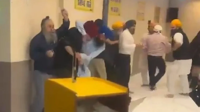 Clash between Sikh groups injures 11 - PTI