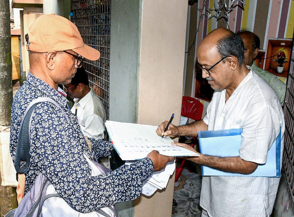BLO interact with residents during the house-to-house distribution of Enumeration Forms (EFs) for the second phase of the Special Intensive Revision (SIR) of electoral rolls in Kolkata Kolkata, Nov 05  - ANI