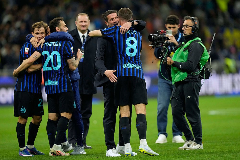 Inter Milan's head coach Cristian Chivu embraces Inter Milan's Petar Sucic after the Italian Cup, return-leg soccer match between Inter Milan and Como, in Milan, Italy. - | Photo: AP/Luca Bruno