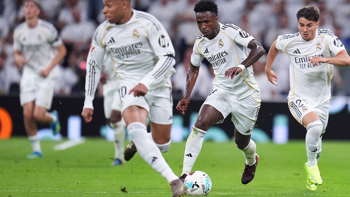 Real Madrid's Vinicius Junior, center, in action during a La Liga soccer match between Real Madrid and Alaves in Madrid, Spain, Tuesday, April 21, 2026.  - | Photo: AP/Manu Fernandez