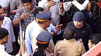 Mumbai Police: Complaint Raised, No FIR Against Woman Who Confronted Minister Photo: PTI / X : A complaint has been filed against a woman who berated Maharashtra minister Girish Mahajan for a traffic jam caused by a BJP rally in Mumbai over the women’s reservation bill, police said on Friday.