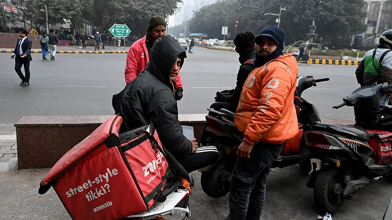 Failure to meet platform expectations, refusal of work, acts of dissent and organising, customer complaints, or system glitches can potentially trigger lockouts, temporary deactivations, or suppressed orders, disciplining workers even as they struggle to meet impossible expectations. - Source: IMAGO / Hindustan Times