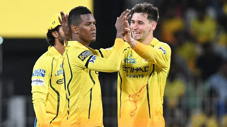 Chennai Super Kings' Akeal Hosein, center, celebrates with teammates the wicket of Kolkata Knight Riders' Angkrish Raghuvanshi during the Indian Premier League cricket match between Chennai Super Kings and Kolkata Knight Riders in Chennai. - | Photo: AP