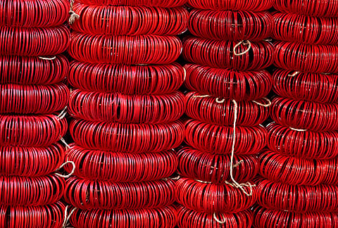 Nearly 400 craftsmen in Kushwaha Nagar of Firozabad are impacted due to the lack of LPG cylinders