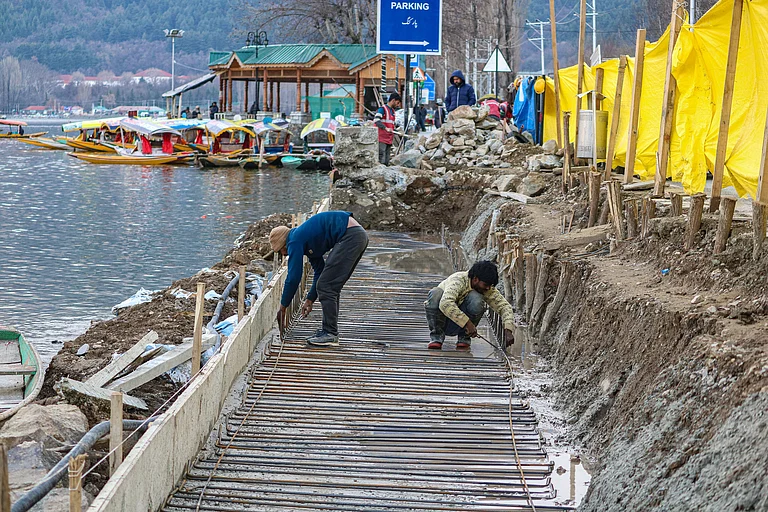 Informal economy workers on the banks of Dal Lake in Srinagar, Jammu and Kashmir - IMAGO / NurPhoto