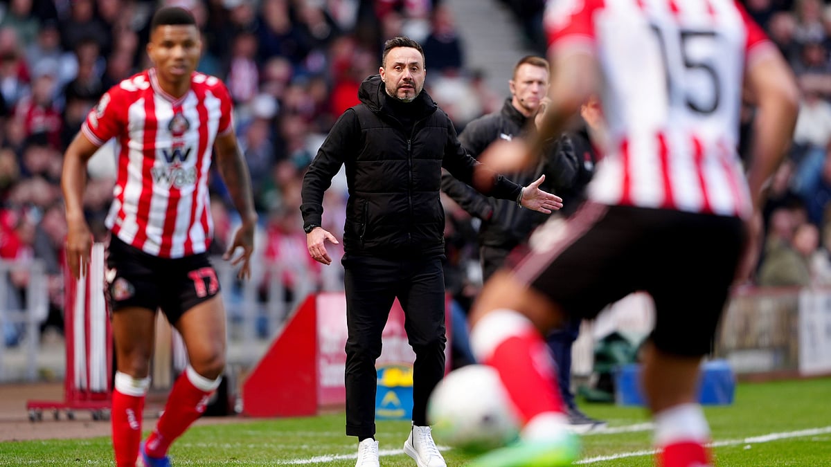 Tottenham Hotspur manager Roberto De Zerbi gives instructions during the Premier League soccer match between Sunderland and Tottenham Hotspur, in Sunderland, England, Sunday April 12, 2026.  - | Photo: AP/Owen Humphreys
