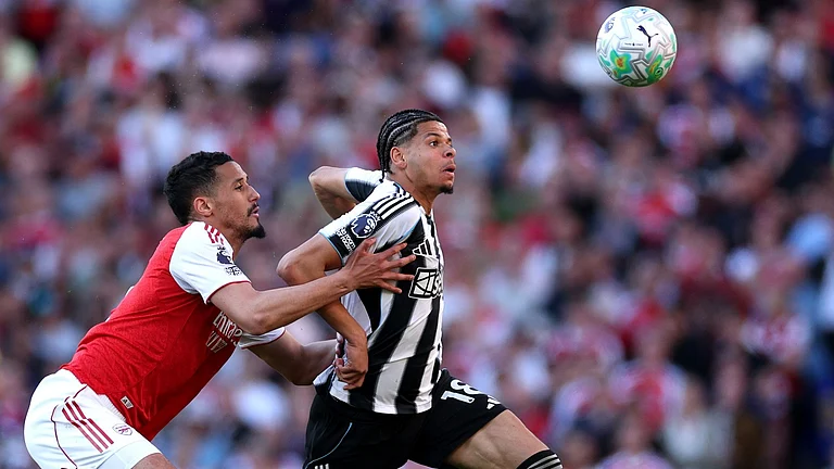 Newcastle's William Osula, right, and Arsenal's William Saliba challenge for the ball during the English Premier League match between Arsenal and Newcastle United in London. - Photo: AP