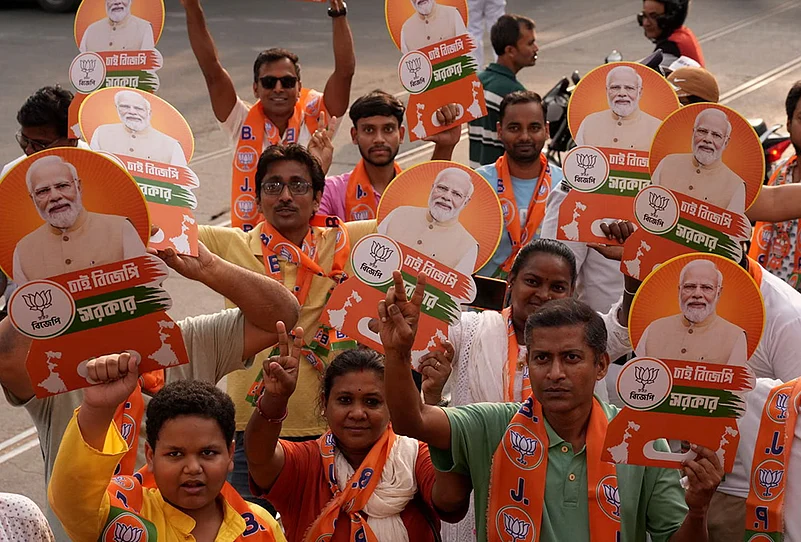 Modi roadshow crowd energy photos