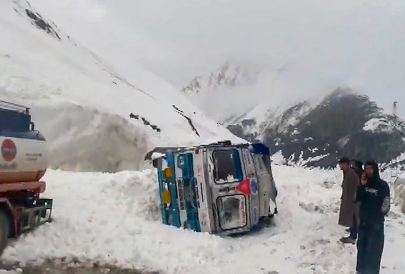 Avalanche hits Srinagar-Leh national highway in Srinagar