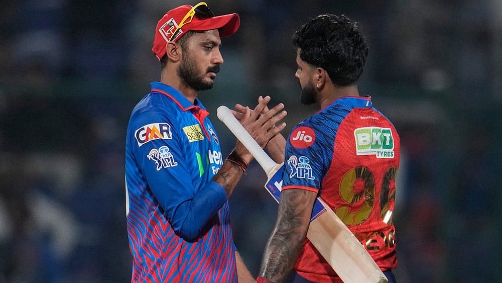 Delhi Capitals' captain Axar Patel, left, congratulates Punjab Kings' captain Shreyas Iyer after Punjab Kings win the Indian Premier League cricket match between Delhi Capitals and Punjab Kings in New Delhi. - | Photo: AP/Manish Swarup