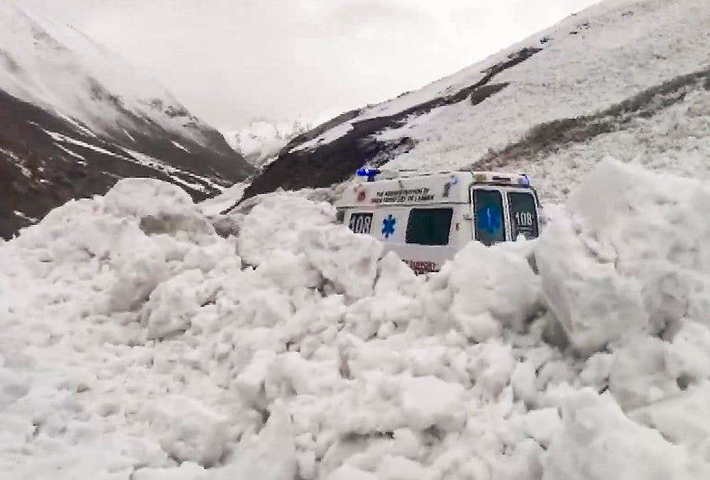 Avalanche hits Srinagar-Leh national highway