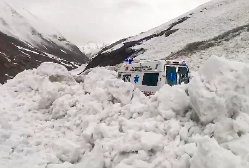 Avalanche hits Srinagar-Leh national highway