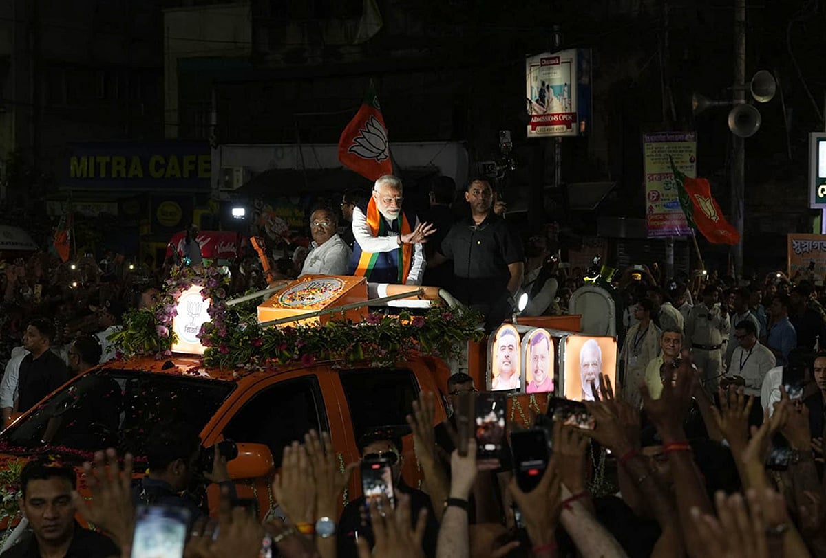 Narendra Modi Kolkata roadshow photos