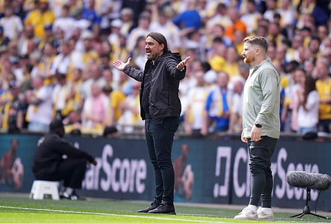 Leeds' head coach Daniel Farke gestures next to Chelsea's interim manager Calum McFarlane, right, during the FA Cup semifinal soccer match between Chelsea and Leeds in London, England.