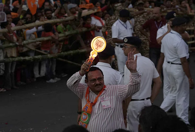 crowd at Narendra Modis kolkat roadshow