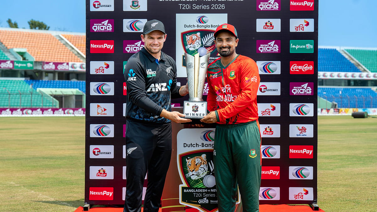 Bangladesh captain Litton Das with his New Zealand counterpart Tom Latham (left) posing with the trophy. - X/BCBtigers