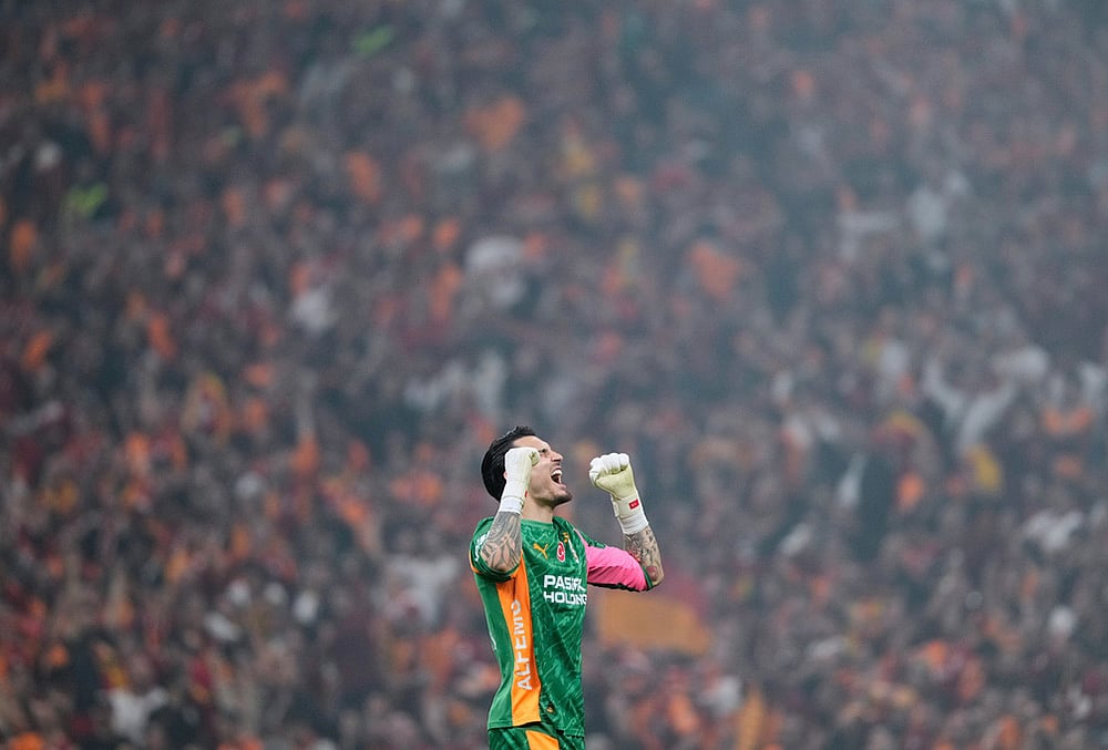 Galatasaray vs Fenerbahce Turkey Super Lig Soccer-Ugurcan Cakir