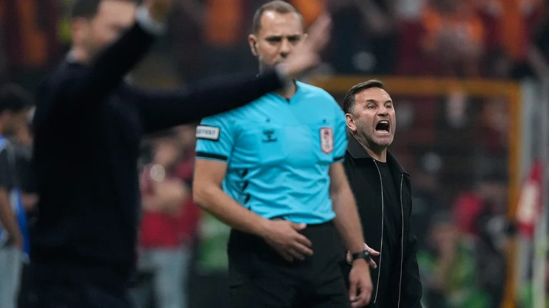Galatasaray's head coach Okan Buruk gives instructions during a Turkish Super Lig soccer match between Galatasaray and Fenerbahce in Istanbul, Turkey, Sunday, April 26, 2026. - | Photo: AP/Emrah Gurel