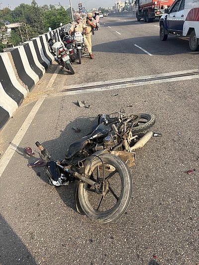 Triple fatality in Marine Drive bike crash - PTI