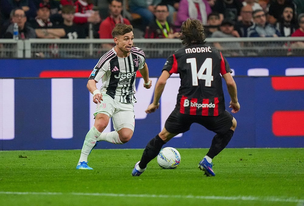 Juventus's Francisco Conceicao, left, fights for the ball with AC Milan's Luka Modric during the Serie A soccer match between AC Milan and Juventus, in Milan, Italy. - | Photo: Alessio Morgese/LaPresse via AP