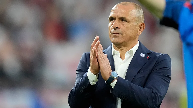 Slovakia's head coach Francesco Calzona applauds supporters at the end of a round of sixteen match between England and Slovakia at the Euro 2024 soccer tournament in Gelsenkirchen, Germany, June 30, 2024. - | Photo: AP/Ariel Schalit