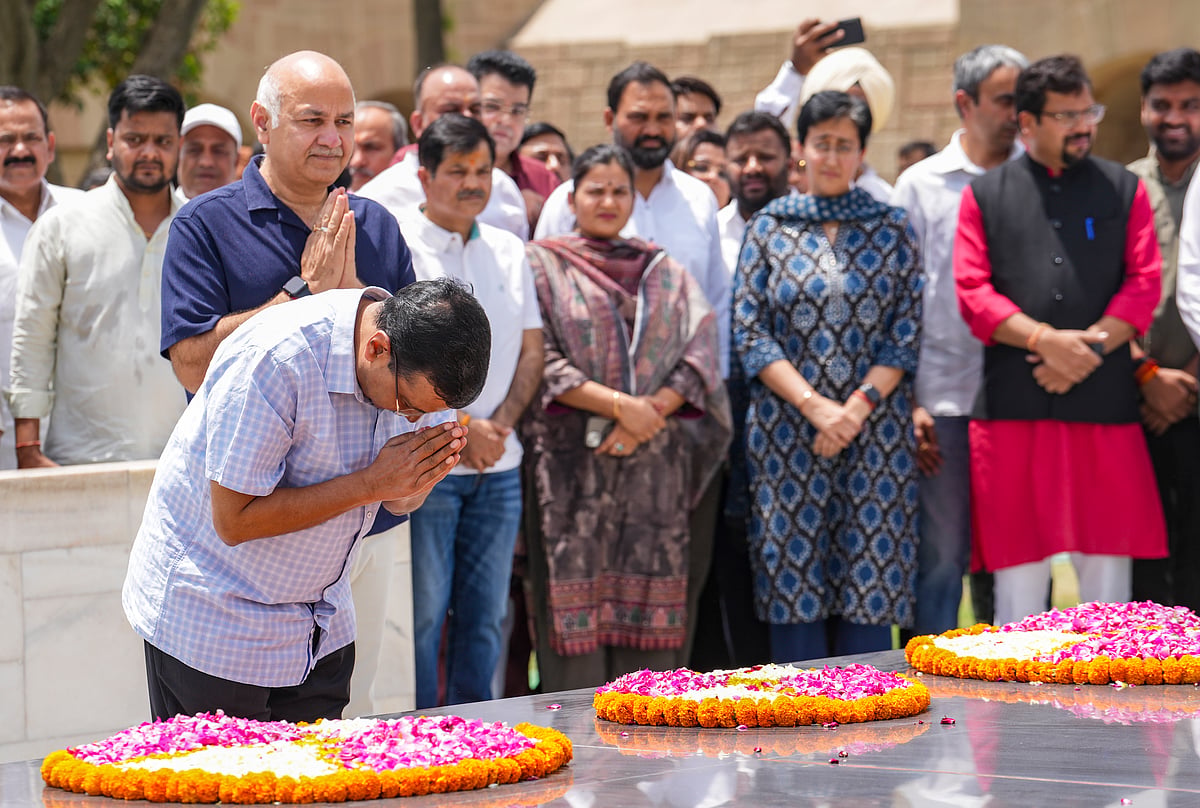 AAP National Convenor Arvind Kejriwal pays homage to Mahatma Gandhi, at Raj Ghat in New Delhi - PTI