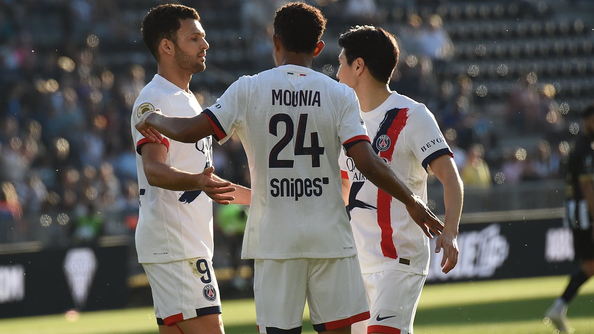 PSG's Senny Mayulu, center, celebrates with PSG's Goncalo Ramos, left, and PSG's Lee Kang-in, right, after scoring his side's second goal during the French League One soccer match between Angers and Paris Saint-Germain in Angers, western France, Saturday, April 25, 2026. - | Photo: AP/Mathieu Pattier