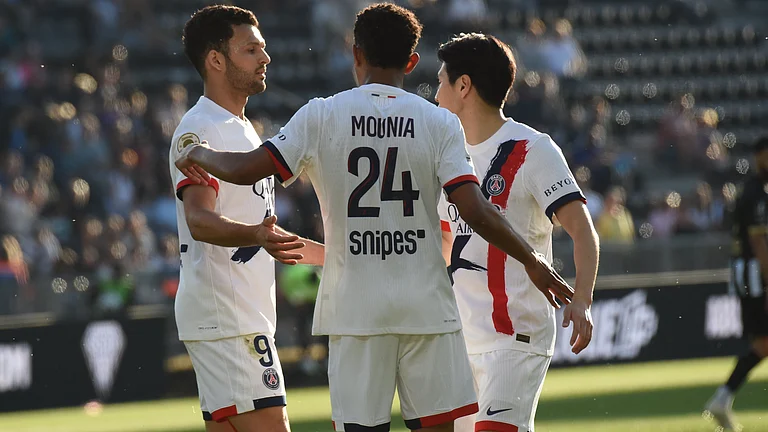 PSG's Senny Mayulu, center, celebrates with PSG's Goncalo Ramos, left, and PSG's Lee Kang-in, right, after scoring his side's second goal during the French League One soccer match between Angers and Paris Saint-Germain in Angers, western France, Saturday, April 25, 2026. - | Photo: AP/Mathieu Pattier