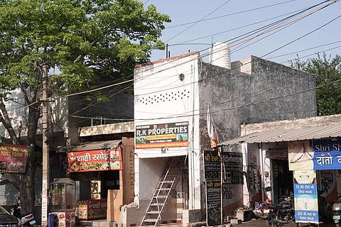 Neeraj, according to his friend, is a constable posted in Malviya Nagar, but he chose to live in this house as it was rent-free. It is a commercial area, and the room is situated above a real-estate shop owned by Deepak Shehrawat. It was from this house that Neeraj heard Pandav and his friends talking loudly in Bhojpuri at 2 AM and ran towards them, toting a gun in hand. The group is unsure whether he came with a gun to kill or became enraged when Pandav opposed the use of expletives against the group’s mothers and sisters.