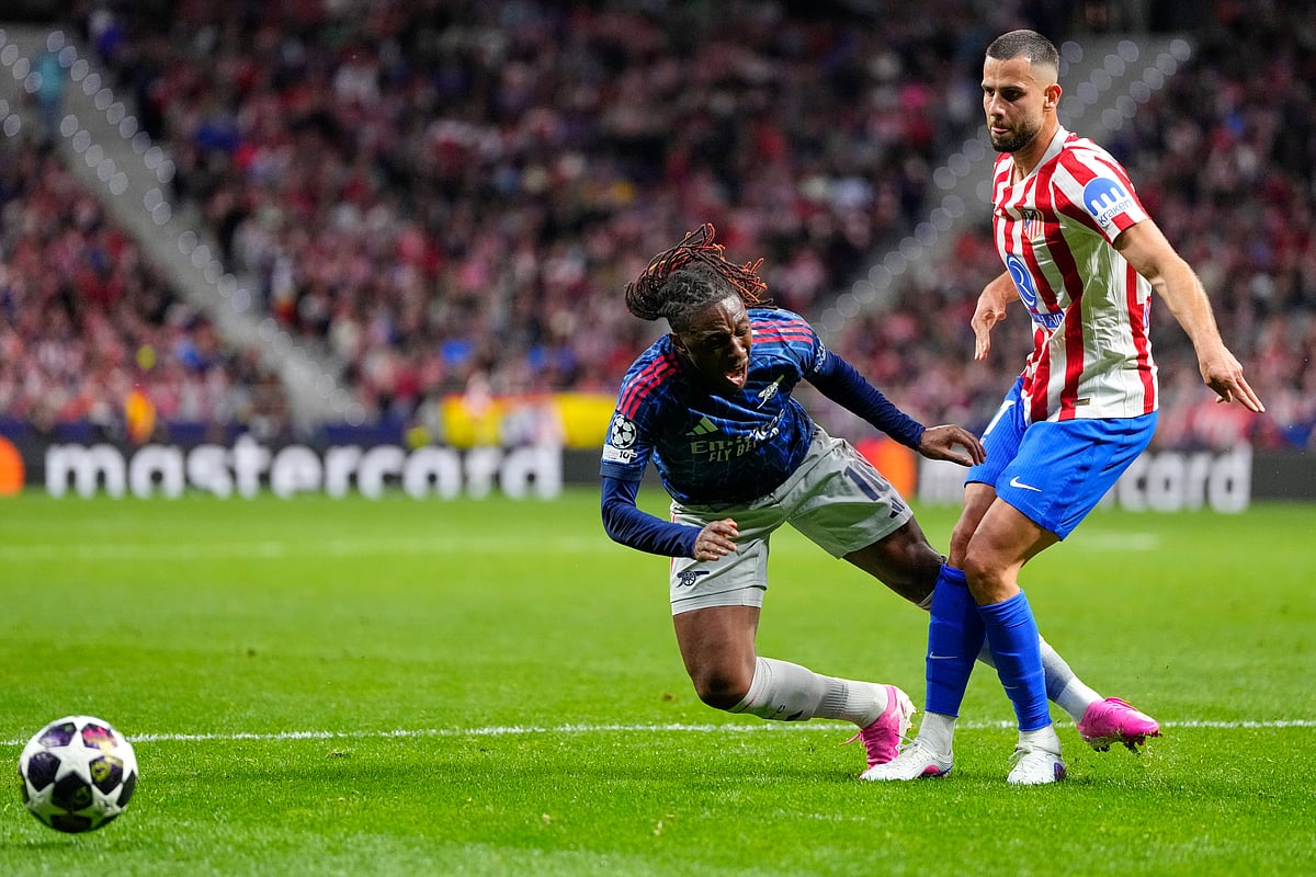 Atletico Madrid's David Hancko, right, challenges Arsenal's Eberechi Eze for which a penalty was awarded and then rescinded after a VAR review during a Champions League semifinal, first leg, soccer match between Atletico Madrid and Arsenal in Madrid.