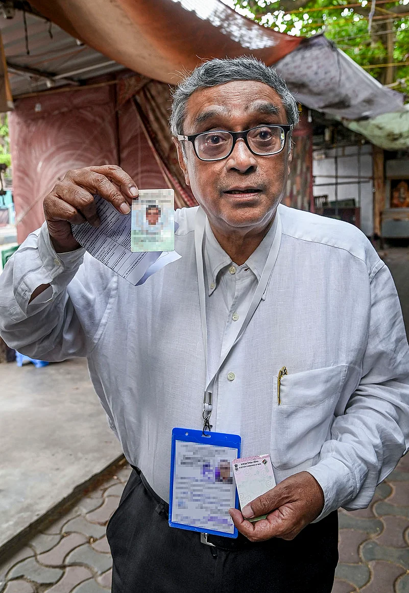 WB polls: Swapan Dasgupta casts vote